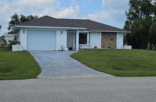Englewood East House | 10 min. from the beach, pet-friendly, fenced yard.