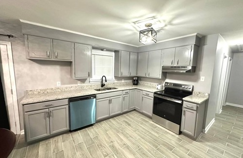 Brownsville House | 10 minutes from Blue Oval - 3 bed 1 bath/Den/Kitchen/Laundry. Furnished