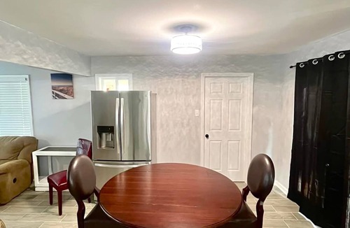 Brownsville House | 10 minutes from Blue Oval - 3 bed 1 bath/Den/Kitchen/Laundry. Furnished