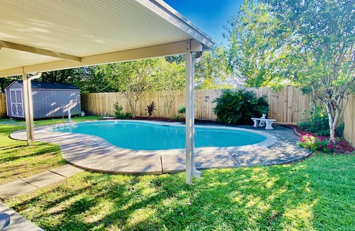 Little Woods House | 10 minutes from Downtown! Cozy Family Home with Pool