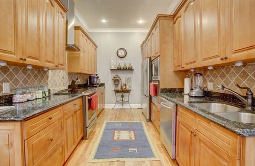 East Side House | 1000 MBPS WIFI, 11-Person Hottub, 75"TV, Close 2Downtown/Restaurants, Sleeps16