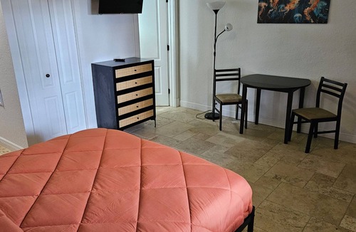 Singer Island Hotel | 104 Comfort Single Room in waterfront hotel in Singer Island, FL