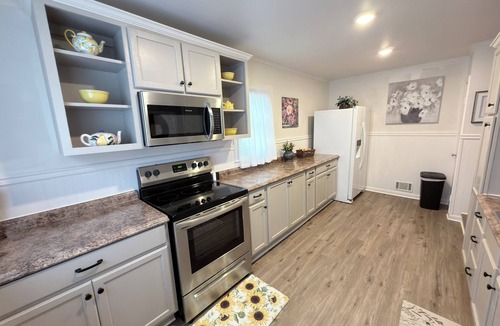 Batesville House | 107 Cottage-Spacious 4BR Cottage-Fenced Yard + Office-Near Lyon & Downtown