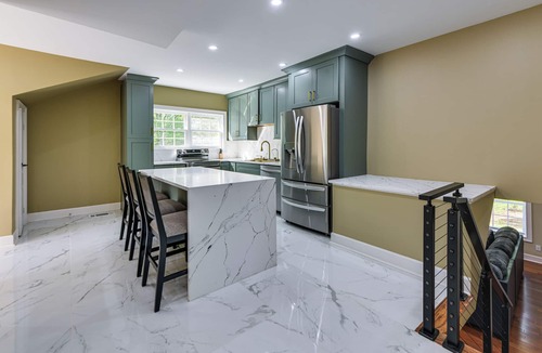 Americus House | 11 Acres & Balcony! Sleek Retreat in Americus