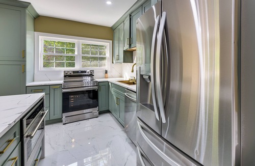 Americus House | 11 Acres & Balcony! Sleek Retreat in Americus