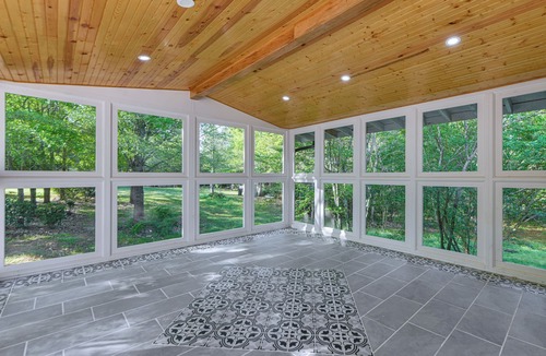 Americus House | 11 Acres & Balcony! Sleek Retreat in Americus