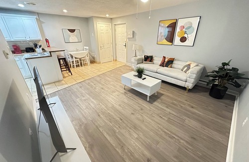 Franklin Apartment | 13 Pristine Hideaway: 2 bedroom apartment with washer/drier