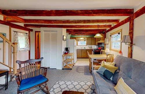 North Freedom House | 170 Year old countryside cottage with deck - Location near Devil's Lake