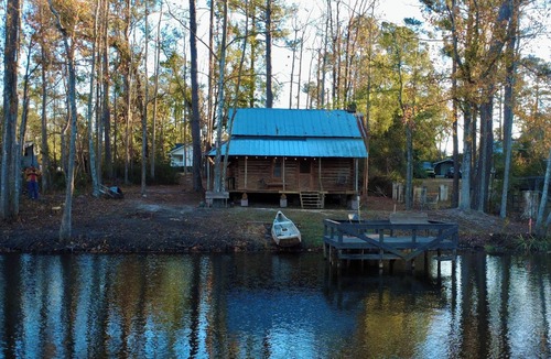 Douglas Cabin | 1880 Lake front Log Cabin with Game room and Boat!