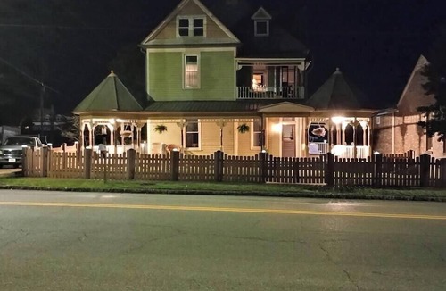 Talladega Apartment | 1904 Victorian Loft Apartment Near CMP, NASCAR, Shocco, and the Ritz