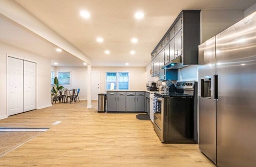 Huntsville House | 1915 Melbourne Ave NE · ⤘The Silhouette⬽ Airy, 4 Bedroom Home + Air Hockey