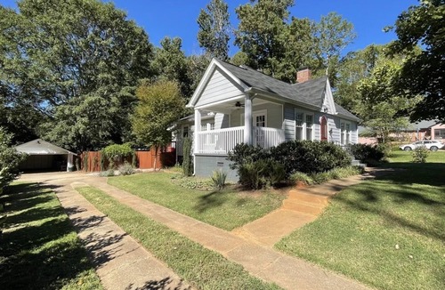 Sans Souci House | 1920s Bungalow with private garden, close to downtown