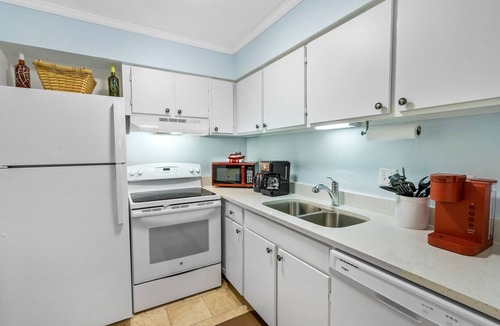 Demere Park Condo | 1BR Ground Floor Condo with Screened-in Porch! Reduced rates for August!