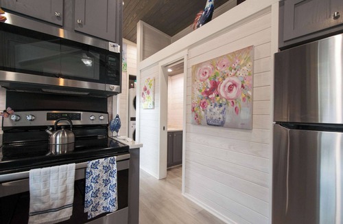Upward House | 1BR Tiny Home w/King Bed + Outdoor Space