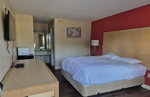 Chickamauga Hotel | 2 Affordable Queen Rooms Surrounded by Historical & Fun Destinations