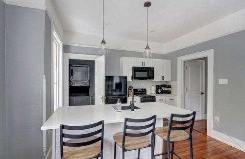 Midtown House | 2 bd/2 ba * Sleep 5 * Dog Friendly * Downtown Sav
