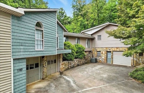 Louisville House | 2 Bed 1 Bath Private Suite Funky Bunch TYSUT
