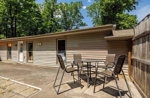 Louisville House | 2 Bed 1 Bath Private Suite Funky Bunch TYSUT