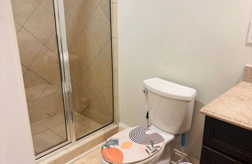 Suwanee Apartment | 2 Bed Basement Apt in Upscale Gated Community By Stores, Restuarants, & Parks