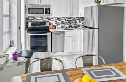 Harbor Village House | 2 Bedroom Lovely, Bright & Comfy Walk to Beach - Private, Yard, Parking