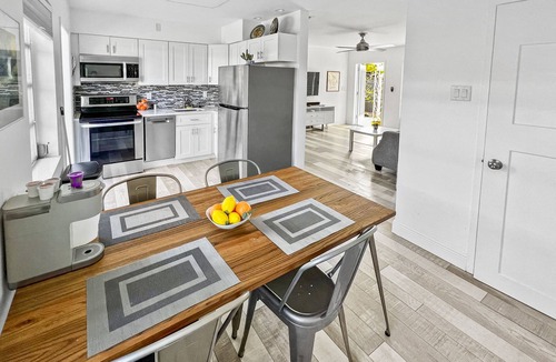 Harbor Village House | 2 Bedroom Lovely, Bright & Comfy Walk to Beach - Private, Yard, Parking