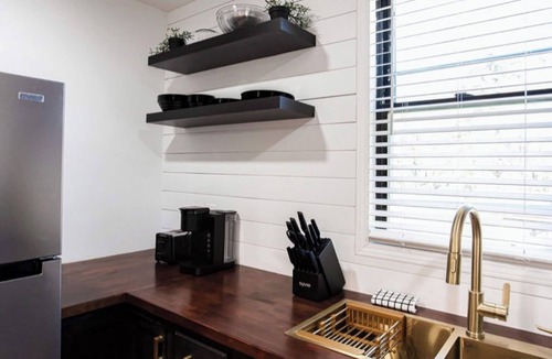 College Park Cottage | 2 Bedroom Modern Lake House Close to Midtown