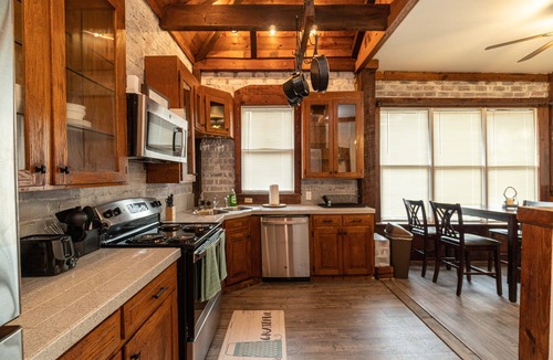 Montgomery House | 2 BR Cloverdale Duplex w/Large Country Kitchen