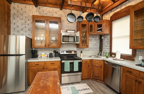 Montgomery House | 2 BR Cloverdale Duplex w/Large Country Kitchen