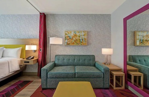 West Palm Beach Hotel | 2 Breezy Queen Studios w/Breakfast & Pool, 3.3mi Flagler Waterfront