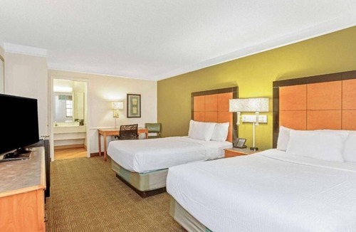 Orlando Hotel | 2 Double Deluxe | La Quinta Orlando Airport West | Ideal for Groups | Pool