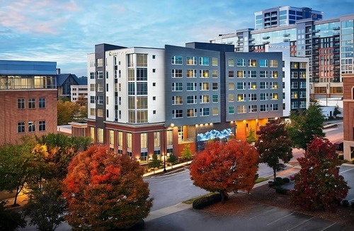 Greenville Downtown Apartment | 2 Double Queen Rooms + Sofa Beds, Outdoor Pool! Walk to Peace Center