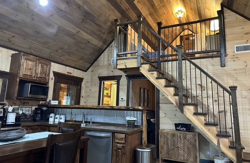 Rising Fawn Cabin | 2 Family Cabins each have Hot Tub, Fire Pit & Screened in Porch - 2 miles to Cloudland Canyon Park