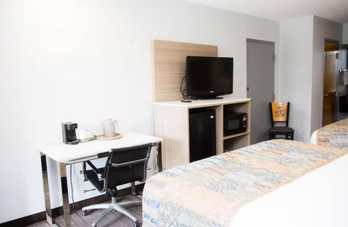 Mary Esther Hotel | 2 Group Friendly Rooms w/Free Parking | near Wild Willy's Adventure Zone