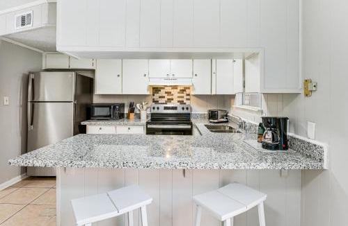 Wright House | 2 Mi to Garniers Beach Park: Pet-Friendly FWB Home