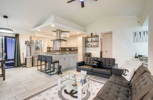 Lakeland Cottage | 2 Mi to Golfing: Chic & Cozy Retreat in Lakeland!