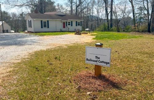Lineville House | 2 Mi to Lake: Lineville Farmhouse w/Fire Pit
