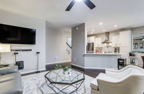 Sugar Hill House | 2 Mi to Suwanee Town Center: Spacious Townhome
