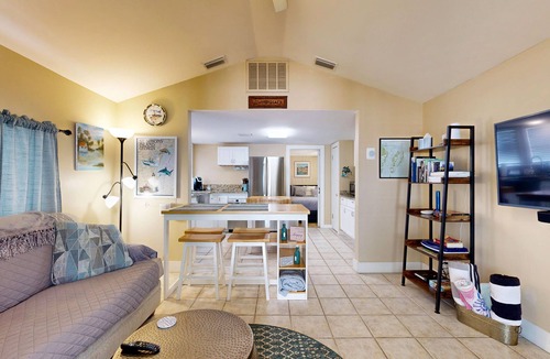 Saint Simons Island Cottage | 2 Minute Walk to Beach, Pet Friendly, Hot Tub, Convenient Private Parking