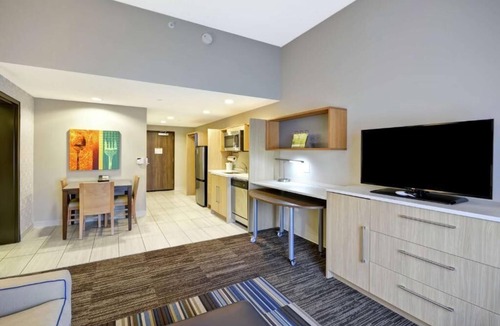 Saint Simons Island Hotel | 2 Modern Suites w/In-Room Kitchenette & Free Breakfast Minutes from Beach