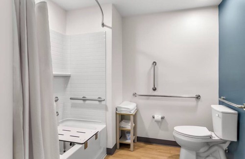 Newnan Hotel | 2 Newnan Rooms | Trampoline & Adventure Park - 0.3 Mi | Pet-Friendly