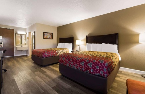 Perry Hotel | 2 Pet-Friendly Family Rooms | Near Lane Southern Orchards | Free On-Site Parking