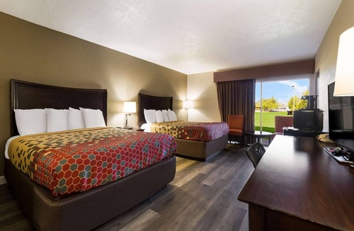 Perry Hotel | 2 Pet-Friendly Family Rooms | Near Lane Southern Orchards | Free On-Site Parking