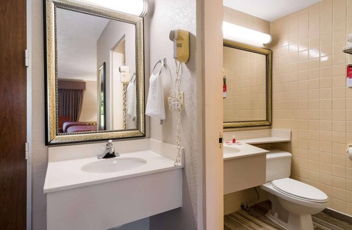 Perry Hotel | 2 Pet-Friendly Family Rooms | Near Lane Southern Orchards | Free On-Site Parking