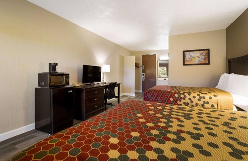 Perry Hotel | 2 Pet-Friendly Family Rooms | Near Lane Southern Orchards | Free On-Site Parking