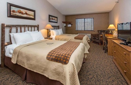 Onalaska Hotel | 2 Queen Room | Breakfast & Hot Tub | 6mi to Children's Museum