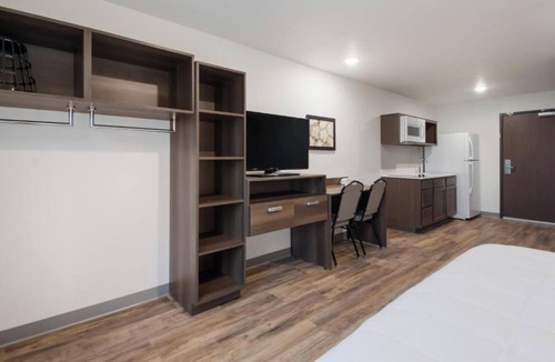 Newnan Hotel | 2 Queen Suites w/Kitchen | Pet-friendly & Laundry