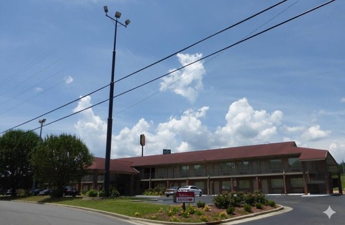 Cleveland Hotel | 2 Quiet Rooms with Desk – Ideal for Business Travelers