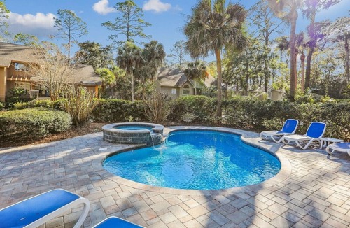 Oceanside House | 2 Red Cardinal ~Pet Friendly 6Br, Steps to the Beach and Sea Pines Beach Club