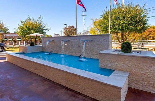 Ellendale Hotel | 2-Star Hotel ∙ Best Western Plus Galleria Inn & Suites