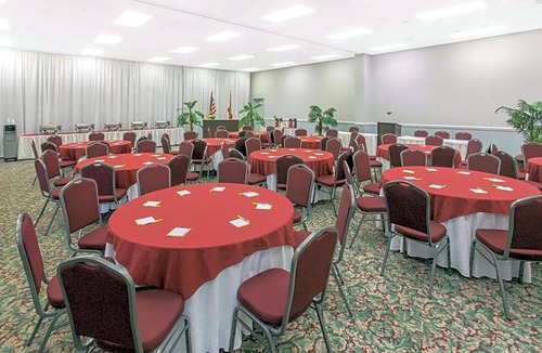 Navarre Hotel | 2-Star Hotel ∙ Days Inn & Suites by Wyndham Navarre Conference Center